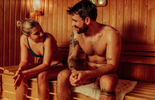 Junges Pärchen erholt sich in der Sauna
